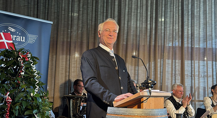 Aviator Anstich 2025 und Derblecken am Flughafen mit Wolfgang Krebs als Edmund Stoiber (©Foto: Martin Schmitz)